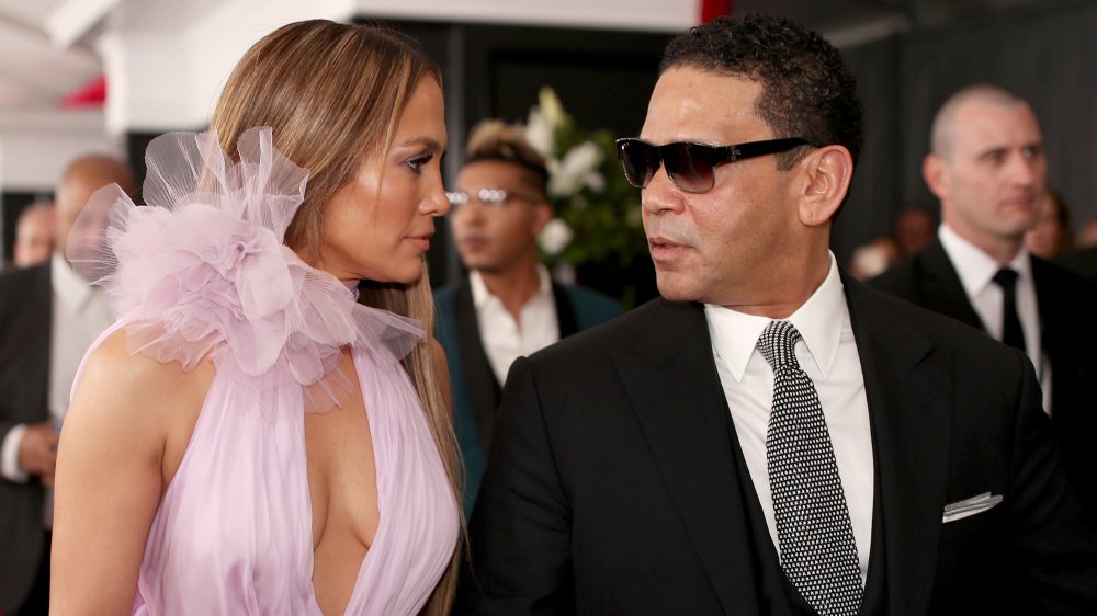 Jennifer Lopez y Benny Medina en la 59a entrega de los premios Grammy 