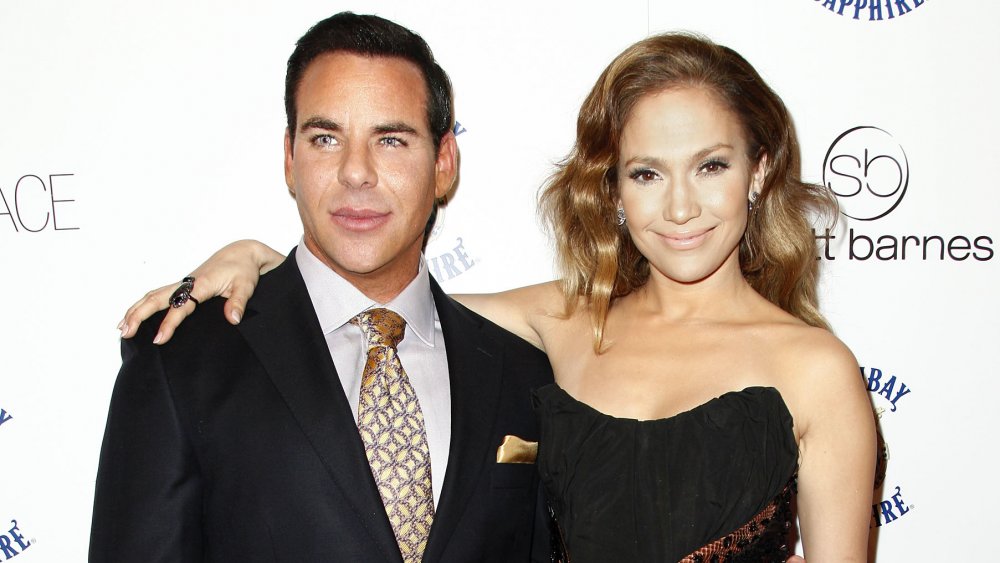 Scott Barnes y Jennifer Lopez en su fiesta de lanzamiento del libro About Face 