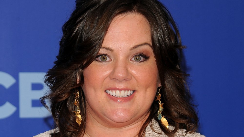 Melissa McCarthy sonriendo en un evento de la CBS