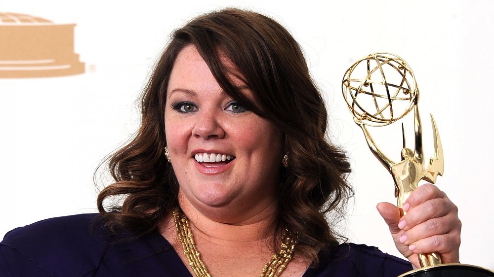 Melissa McCarthy sonriendo mientras celebraba su premio Emmy en 2011