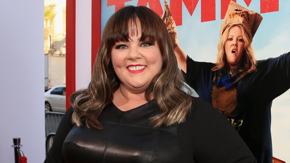 Melissa McCarthy con flequillo, sonriendo en el estreno de Tammy