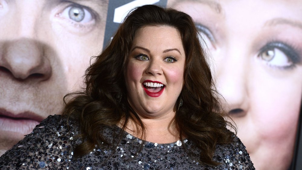 Melissa McCarthy con un vestido negro, lentejuelas, sonriendo a lo grande en Estreno de The Thief