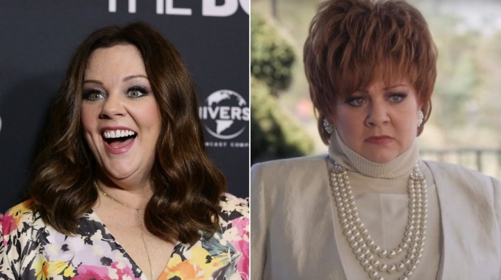 Imagen dividida de Melissa McCarthy sonriendo a lo grande en el estreno de The Boss, y como Michelle Darnell en The Boss