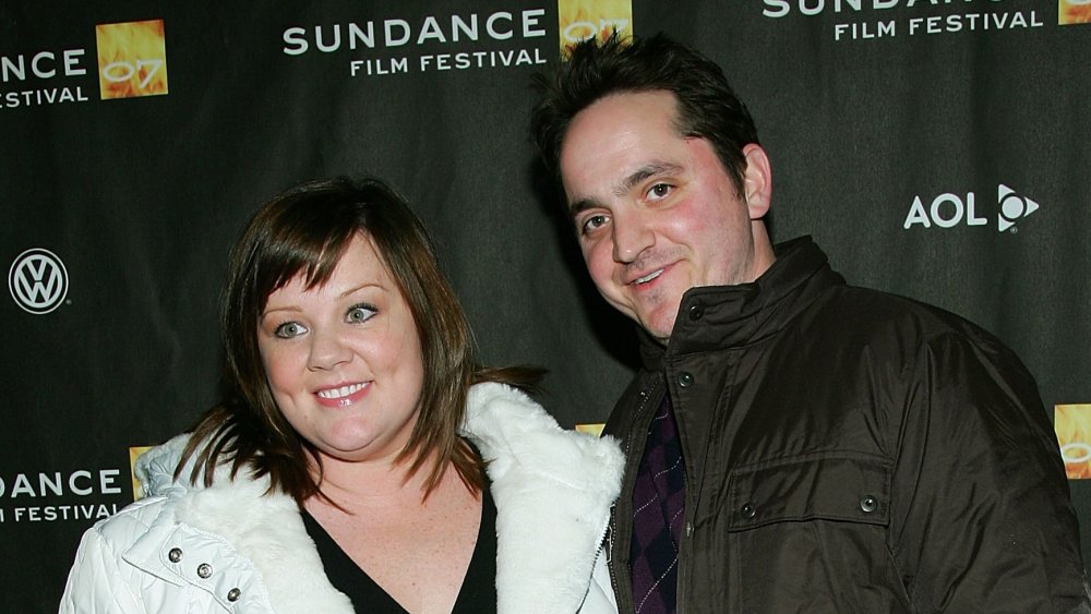 Melissa McCarthy, Ben Falcone sonriendo mientras se armaba en el Festival de Cine de Sundance