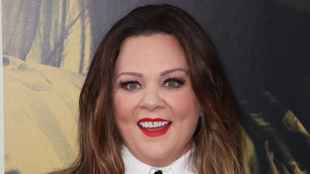 Melissa McCarthy sonriendo a lo grande en un evento de 2019