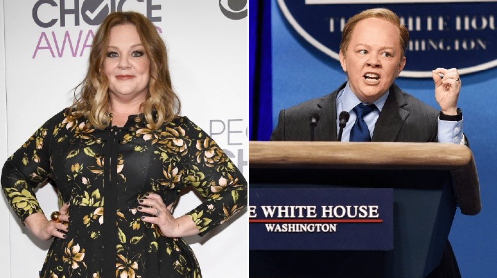 Imagen dividida de Melissa McCarthy en la alfombra roja y haciéndose pasar por Sean Spicer en SNL