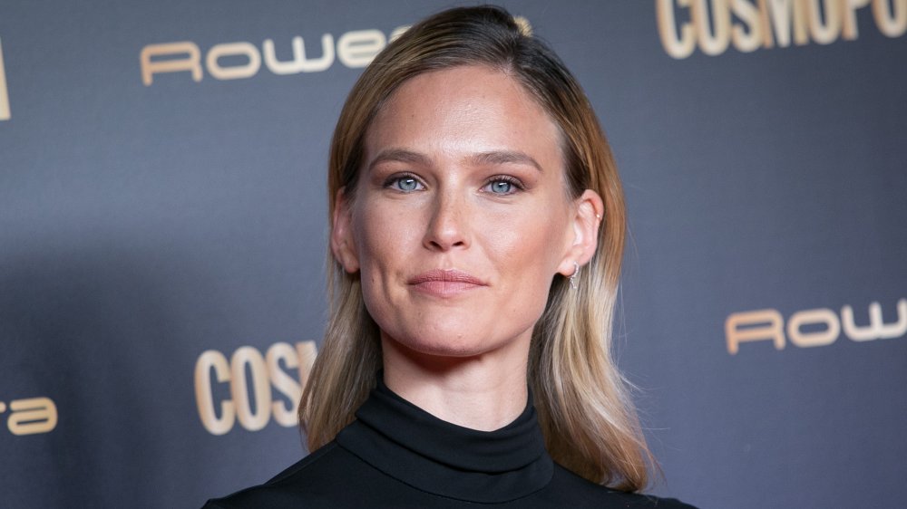 Bar Refaeli en un cuello de tortuga negro