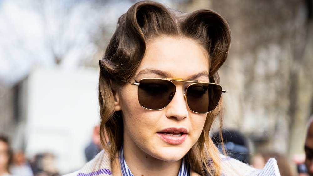 Gigi Hadid con pelo rizado y gafas de sol