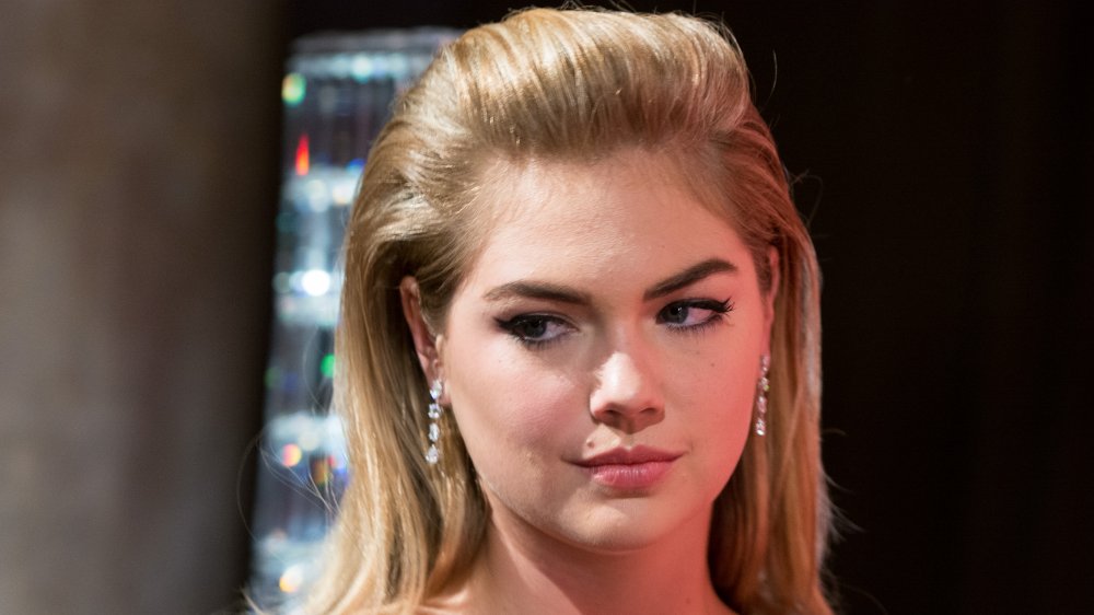 Kate Upton de cerca, dando ojos laterales