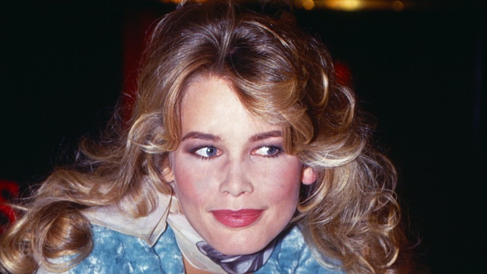 Joven Claudia Schiffer con el pelo rizado