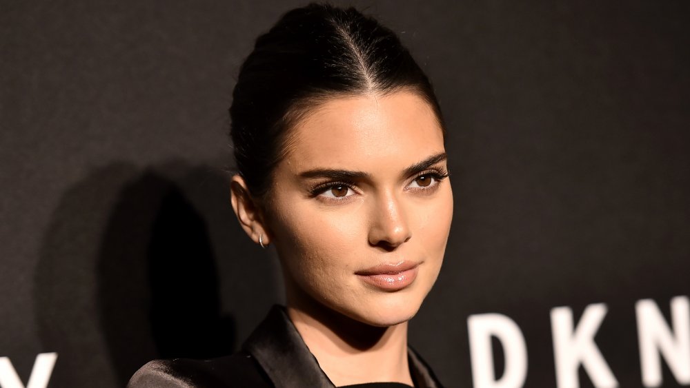 Kendall Jenner con el pelo resbaladizo de nuevo delante de la pared negra