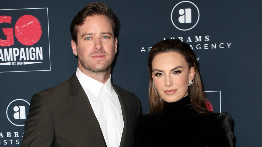 Armie Hammer y Elizabeth Chambers, posando con expresiones serias en la alfombra roja