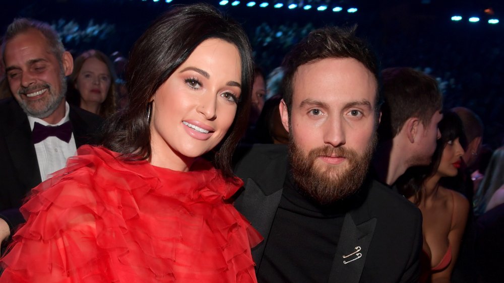 Kacey Musgraves y Ruston Kelly sentados en un show de premios juntos