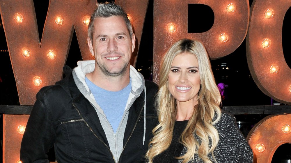 Ant Anstead y Christina Anstead, posando brazo en brazo y sonriendo