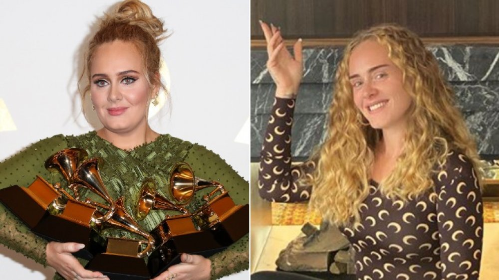 Adele a la izquierda sosteniendo Grammys, posando y sonriendo a la derecha