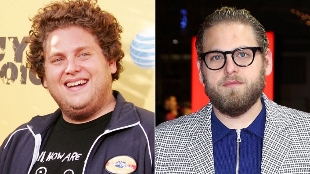 Young Jonah Hill sonriendo a la izquierda, Jonah Hill con gafas negras a la derecha