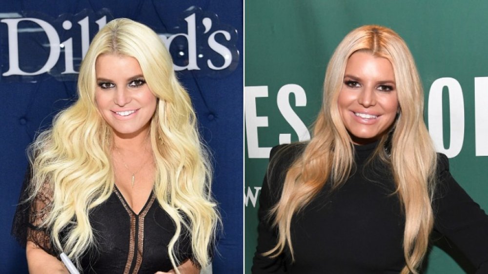 Jessica Simpson con un vestido negro de corte bajo a la izquierda, en un cuello de tortuga negro a la derecha