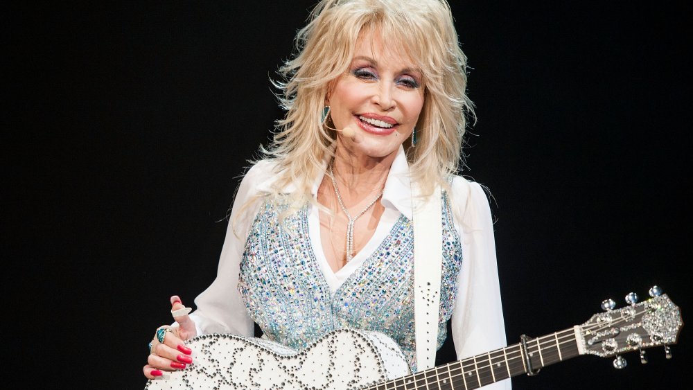 Dolly Parton actuando en Agua Caliente Casino en Rancho Mirage, California