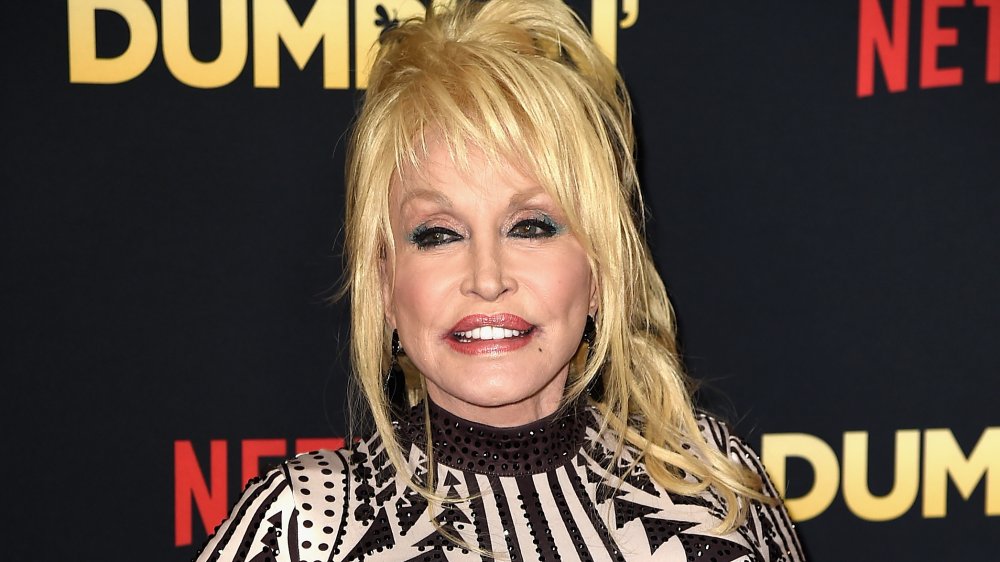 Dolly Parton en la premier de Dumplin de Netflix