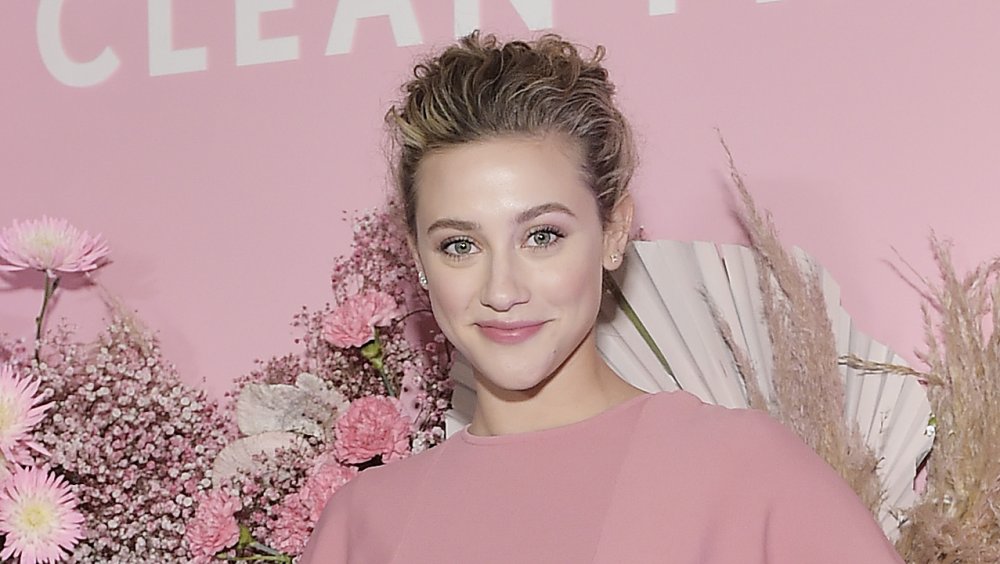 Lili Reinhart en CoverGirl Clean Fresh en 2020