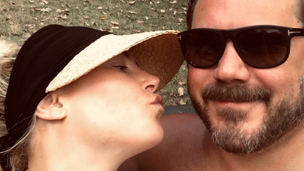 Meghan McCain besando a su marido Ben Domenech en un selfie en Instagram