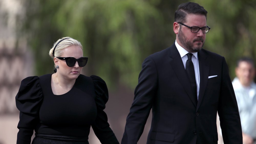 Meghan McCain y Ben Domenech en un servicio conmemorativo para su padre, el difunto senador John McCain