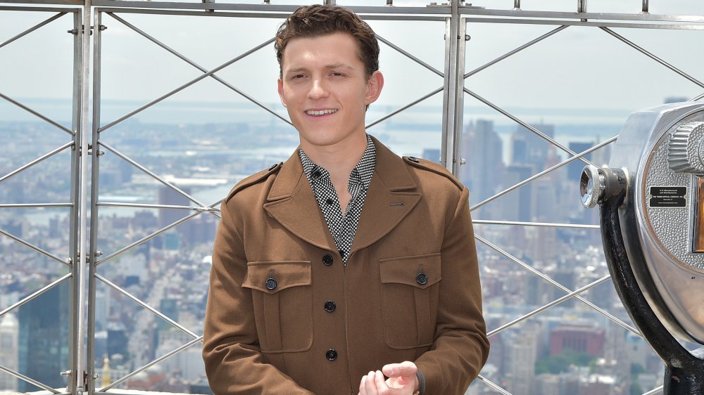 Tom Holland sonriendo en la parte superior del Empire State Building