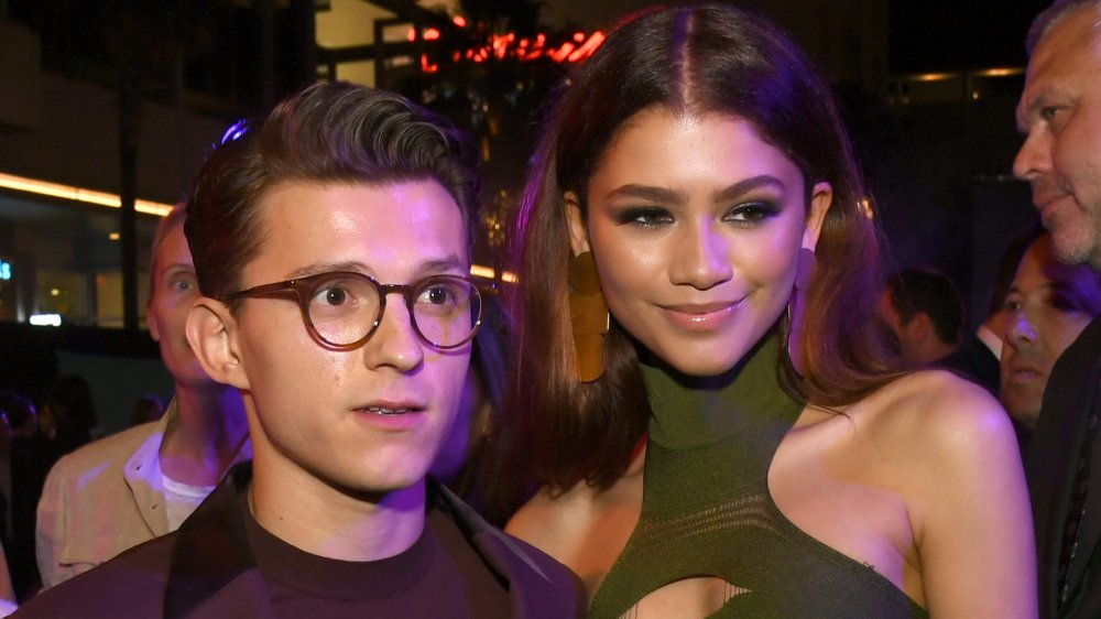 Tom Holland con una expresión conmocionada, Zendaya con un sonrisa en el estreno de Spider-Man: Far From Home