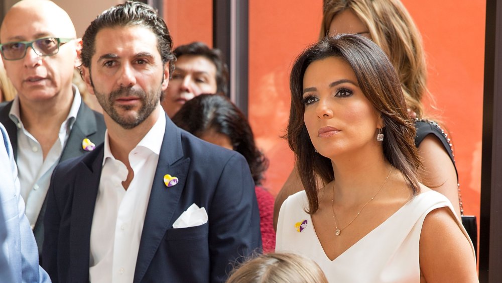 José Bastón y Eva Longoria en una multitud, viendo algo