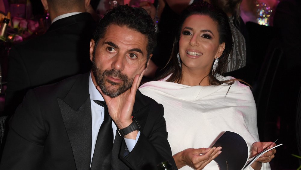 José Bastón y Eva Longoria sentados en el evento