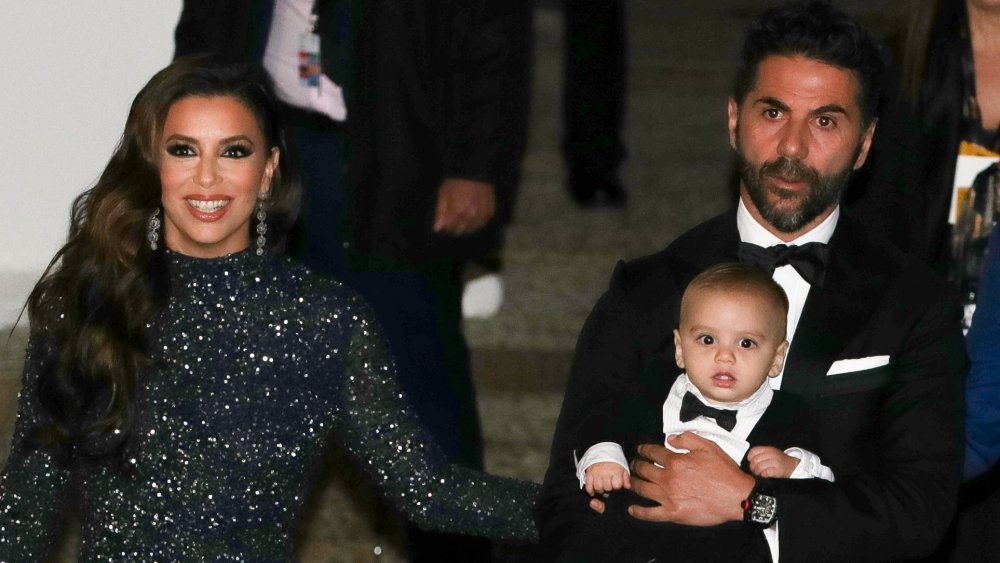 Eva Longoria sonriendo y José Bastón llevando a su hijo Santiago Enrique Bastón