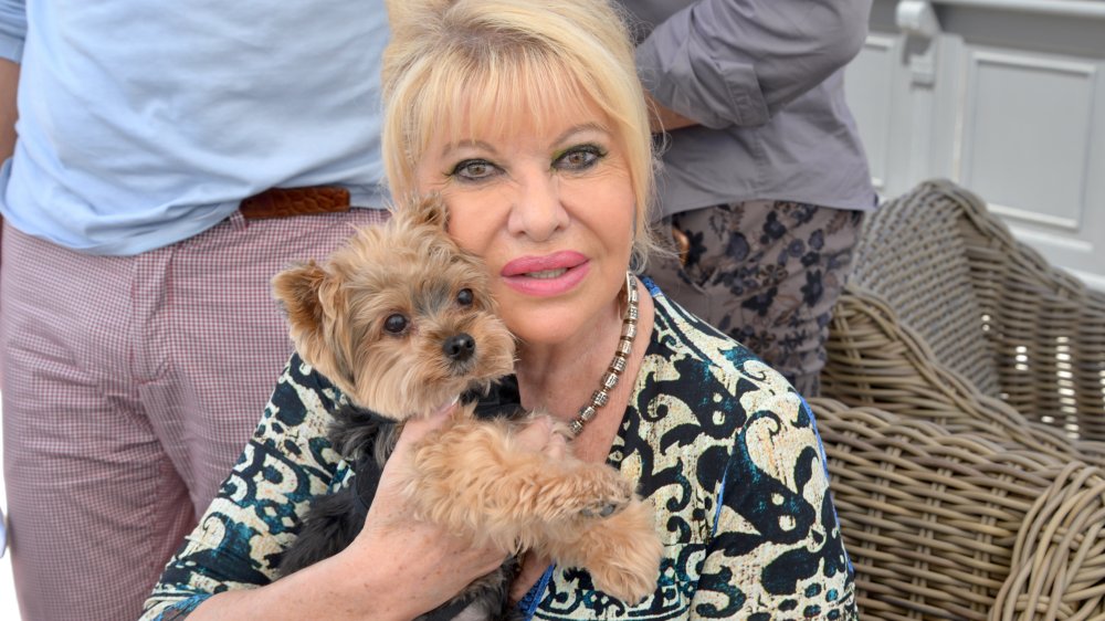 Ivana Trump con su perro en The Deck en The Island Gardens en Miami 