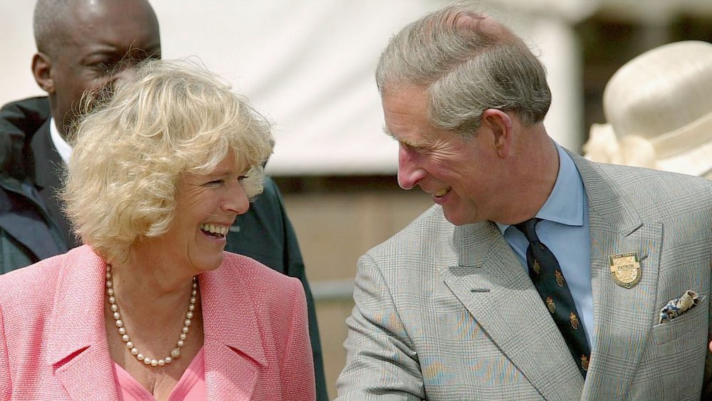 Camilla Parker Bowles y el príncipe Carlos se ríen juntos