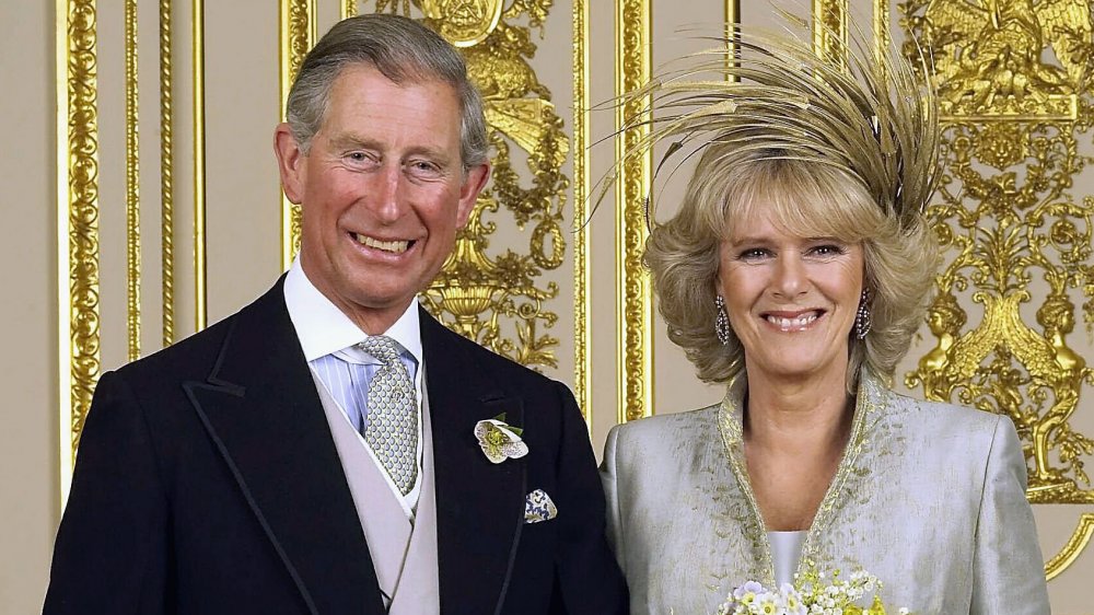 Prince Charles y Camilla Parker Bowles sonriendo el día de su boda