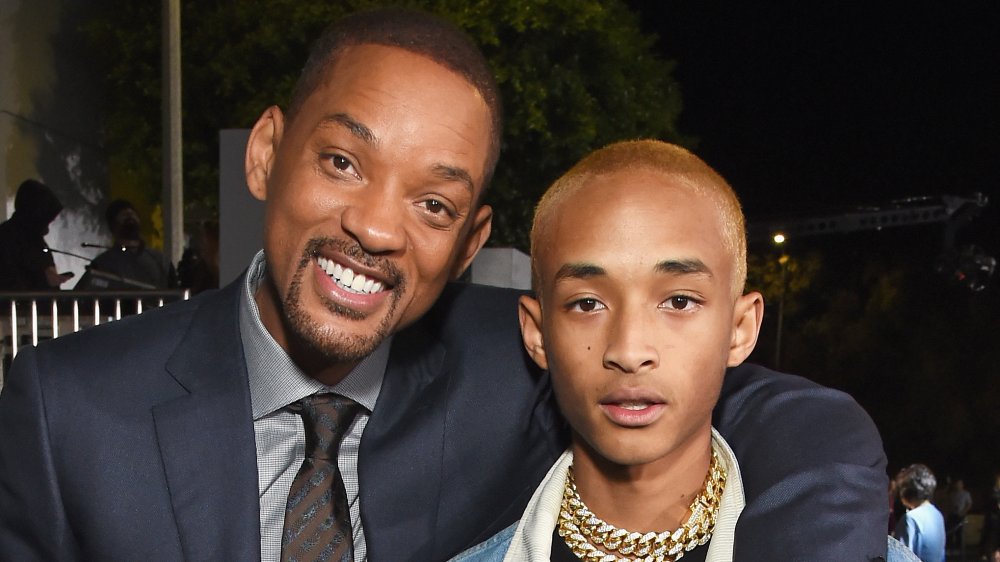 Will Smith y Jaden Smith, brazo en brazo, sonriendo