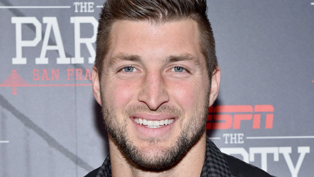 Tim Tebow sonriendo en un evento de ESPN