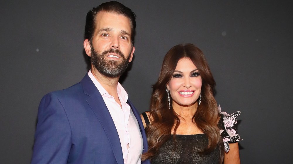 Donald Trump Jr. y Kimberly Guilfoyle sonriendo juntos