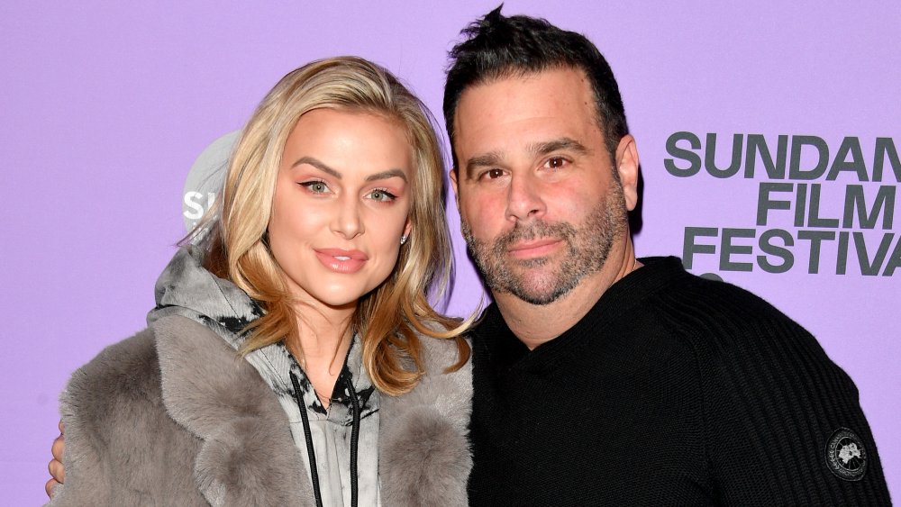 Lala Kent con un abrigo gris, Randall Emmett con un suéter negro