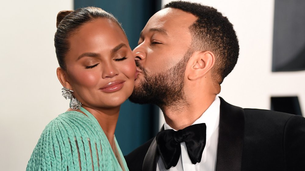 John Legend besando la mejilla de Chrissy Teigen