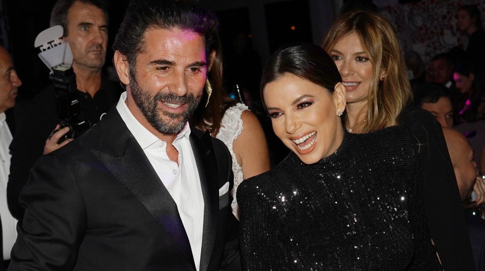 José Bastón en traje y Eva Longoria en un vestido de lentejuelas juntos