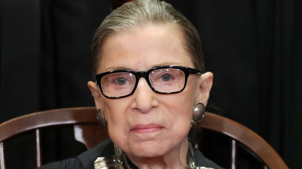 Ruth Bader Ginsburg mirando a la cámara