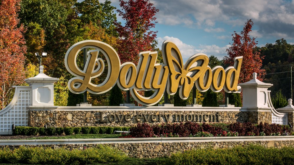 Cartel del parque temático Dollywood 