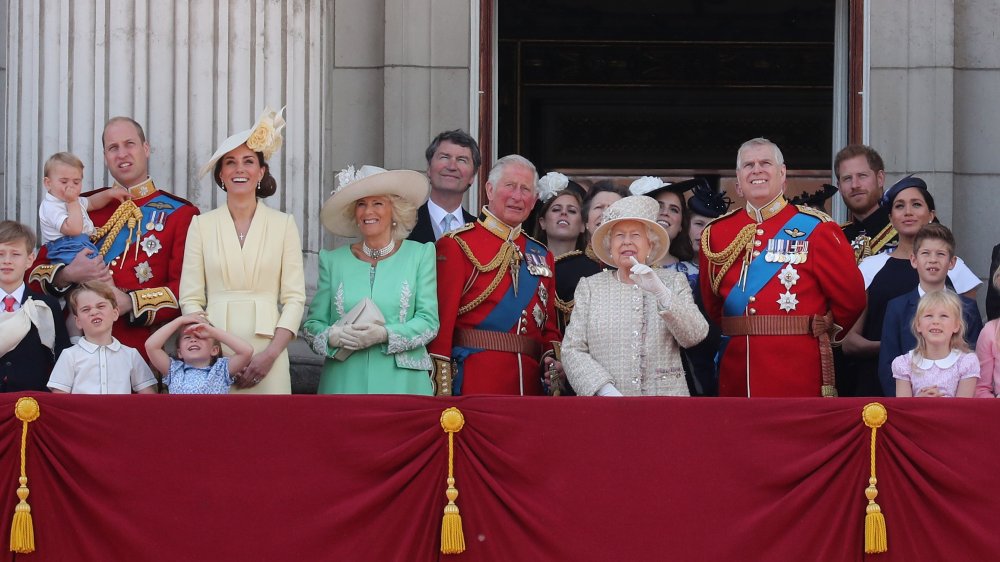 La familia real ve un flypast desde el balcón del Palacio de Buckingham durante Trooping The Colour, el desfile anual de cumpleaños de la Reina en 2019 