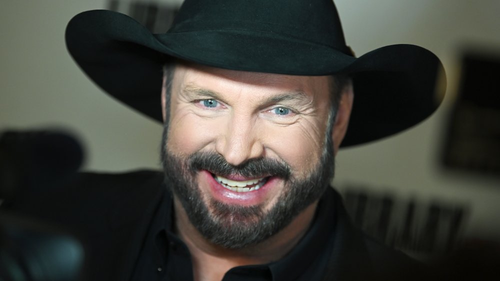 Garth Brooks con un sombrero de vaquero, sonriendo