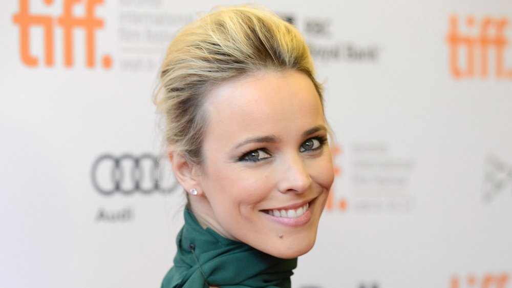 Rachel McAdams con un vestido verde, sonriendo sobre su hombro