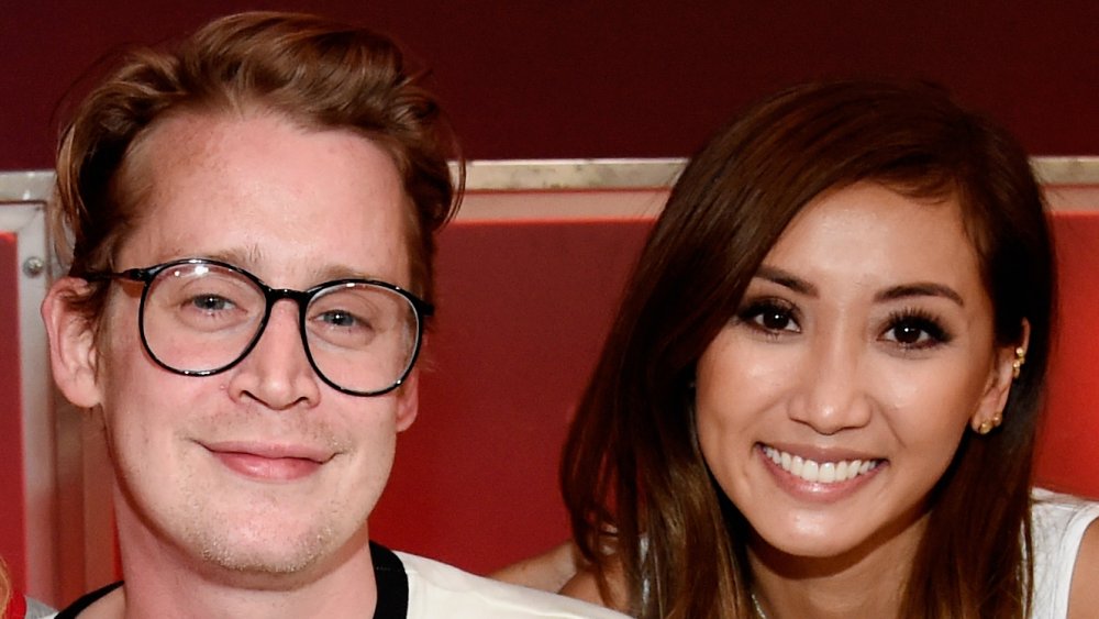 Macaulay Culkin y Brenda Song, posando juntos y sonriendo