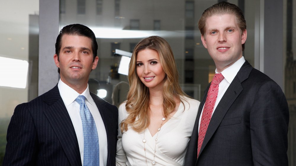 Donald Trump Jr., Ivanka Trump y Eric Trump todos posando para la foto