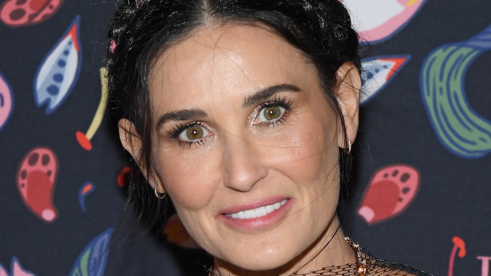 Demi Moore en Harper's Bazaar Exhibition en la Semana de la Moda de París en 2020