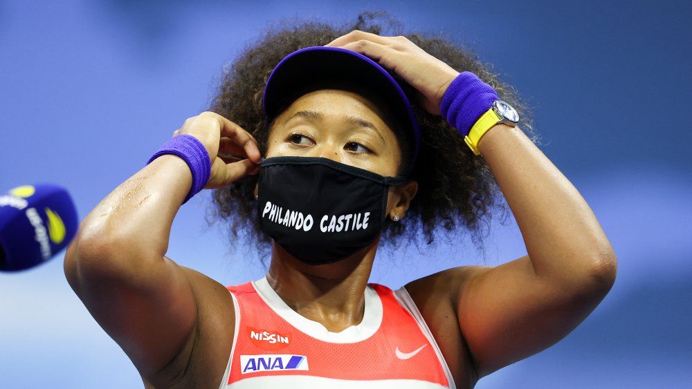 Naomi Osaka con una máscara