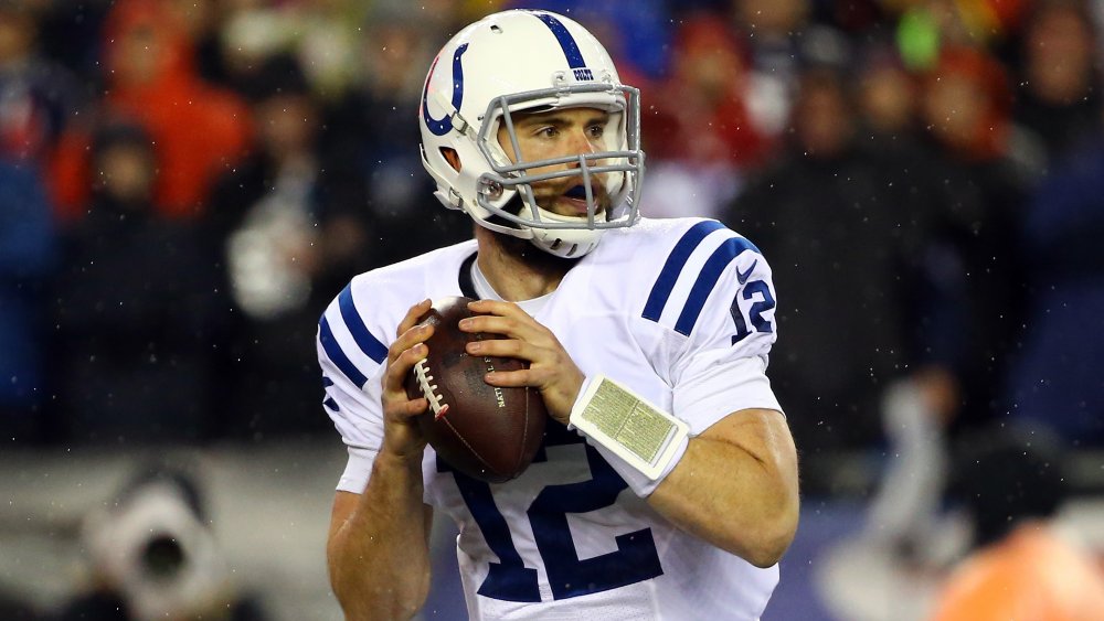 Andrew Luck preparándose para lanzar un balón de fútbol